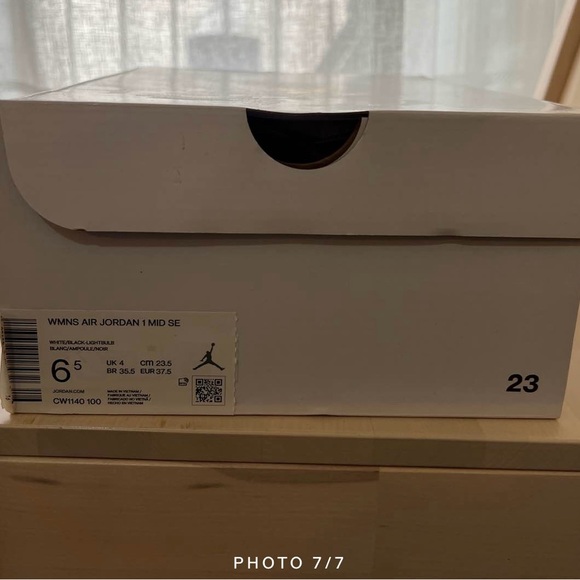 women's air jordan 1 mid se white/black-lightbulb - Picture 7 of 9